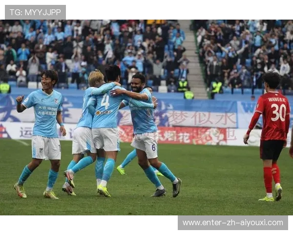 大连队球迷组织发起助威活动，赛场氛围推向高潮