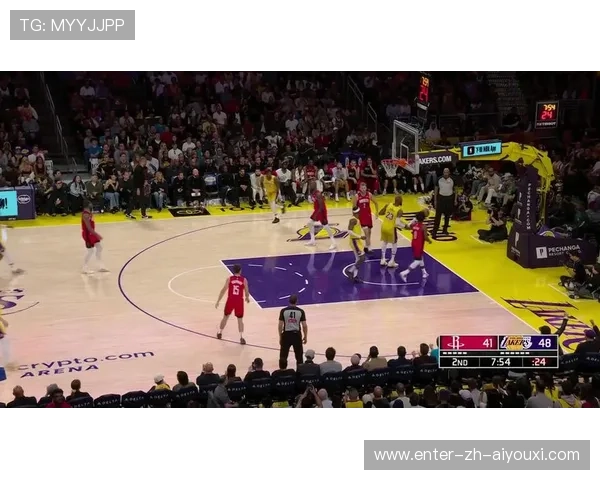 詹姆斯中场组织一记妙传，引领进攻节奏